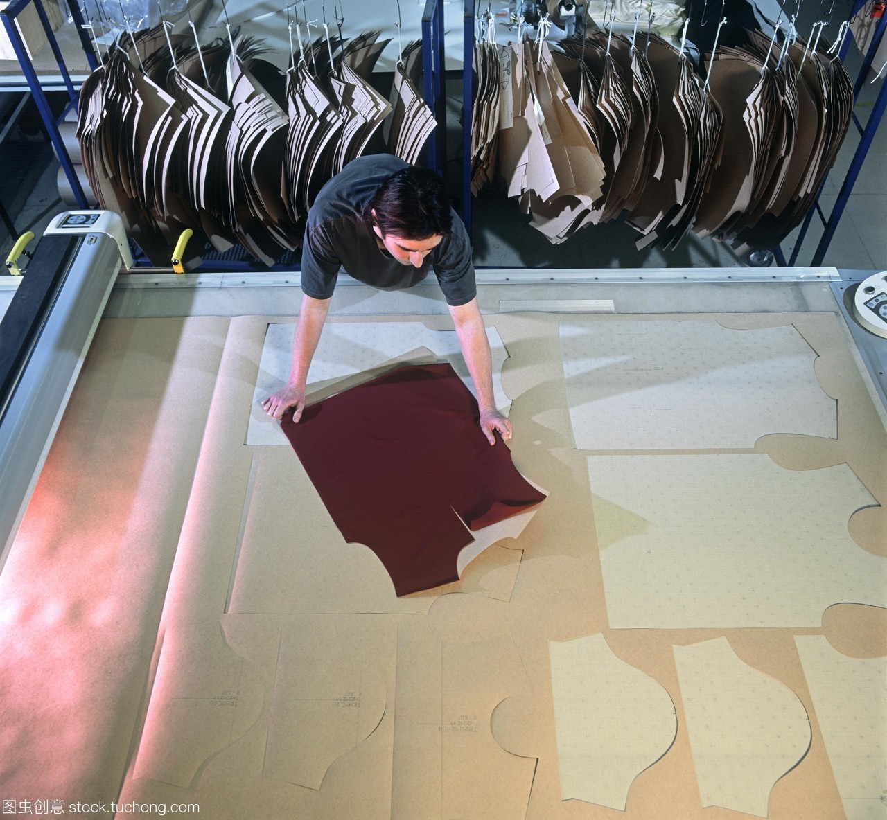 紡織工業(yè)中的精密剪裁 Devanlay與鱷魚品牌的傳承